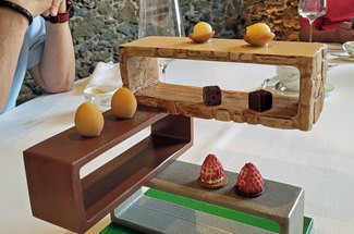 Petits fours : Cremoso de chocolate, mousse de avellana, crujiente de galletas y coulis de frambuesa.