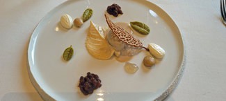 Frutos secos : - Mousse de cacahuete salado, Helado de avellana, crujiente de almendras garrapiñadas, Cremoso de yogur fermentado, Cremoso de tamarinso y Financier de pistacho.