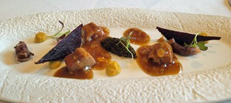 Atún y tendones de ternera, caviar Beluga y percebes