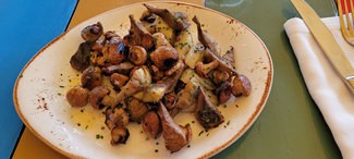 Senderuelas (Setas de San Jorge), espárragos blancos y alcachofas a la brasa.