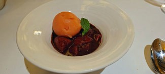 Fresas confitadas con cerezas y sorbete de citricos.