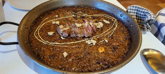 Arroz de Pals seco de sepia, pluma ibérica y setas de primavera.