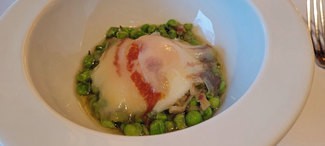 Huevo poché con guisantes rehogados y panceta ibérica