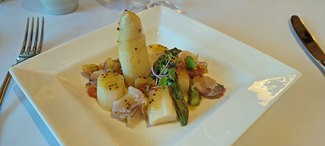 Espárragos blancos y verdes con serviola ahumada y avinagrados del huerto