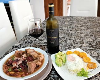 Con las alubias con manitas y costilla