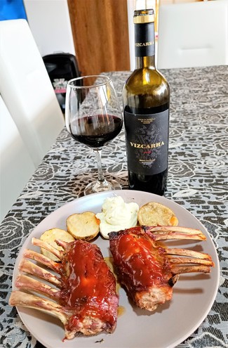 Con los racks de costillitas de ternera BBQ