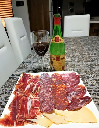 Con el surtido de embutidos ibéricos