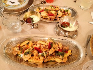 Los calamares y camarones rebozados