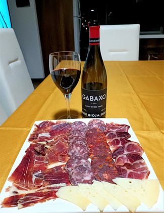Con el surtido de embutidos ibéricos