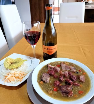 Con las lentejas con costilla y salchichas