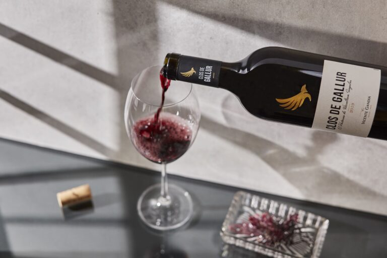 La crítica avala el nuevo proyecto enológico de Bodegas Vicente Gandía La crítica avala el nuevo proyecto enológico de Bodegas Vicente Gandía