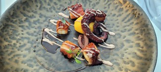 Pulpo al olivo con "causa limeña"
