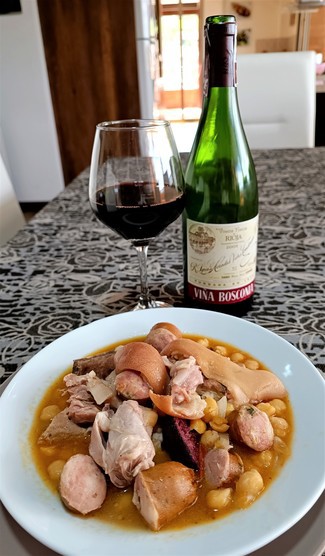 Con los garbanzos con manitas y costilla