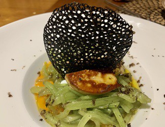 Volcán de borraja, con huevo a baja temperatura, crema de boniato y tocineta blanca