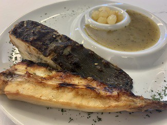 Rodaballo a la brasa con cebollitas glaseadas.