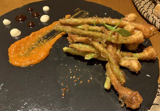 Ajos fritos en tempura, vinagreta de mostaza antigua y hoisin de manzana