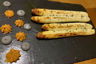 Espárragos blancos asados