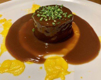 Brownie de rabo de toro con crema de zanahoria