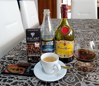 Con un Pacari de pimienta dulce y un café colombiano