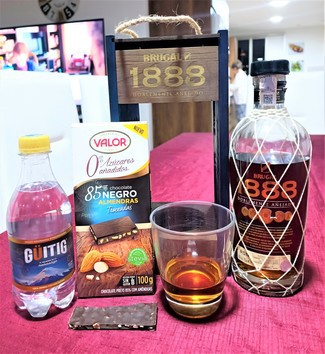 Con un chocolate 85% cacao con almendras