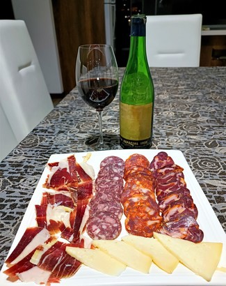 Con el surtido de embutidos ibéricos