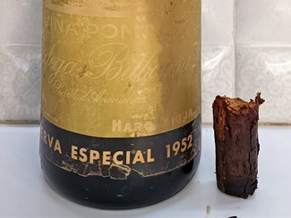 Detalle de etiqueta y corcho partido