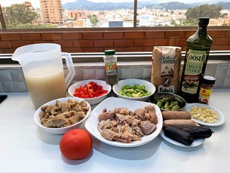 Preparativos del arroz de manitas, callos y morcilla