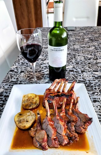 Con las costillas BBQ
