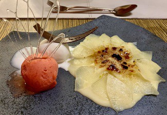 Láminas de piña del Hierro gratinadas al caramelo con helado de frambuesa