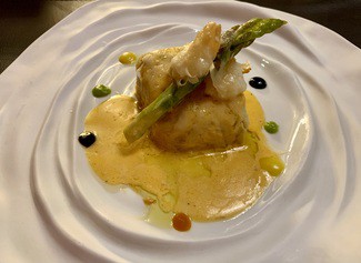 Pastel de langostinos y puerto gratinado con salsa de marisco