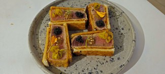 Katsu Sandu de atun rojo salvaje de almadraba con caviar, piparras y mostaza