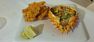 Donostiarran Chili crab con tortilla de camarones de Huelva