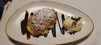 Pantxineta con helado de vainilla