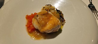 Rape negro, tomate concassé y bilbaina picante emulsionada (1/2 ración)