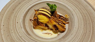 Torrija de chocolate blanco, crema inglesa de cardamomo y sorbete de maracuyá