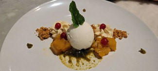 Helado de yogur con crumble casero de cacahuete. y piña natural asada.