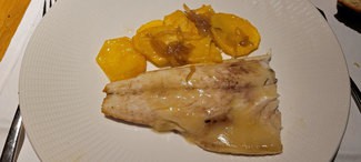 Pescado del día entero asado (0,854 Kg) con patatas (Una ración)