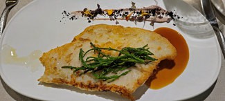 Pescado del dia : Lubina salvaje con salicornia y reducción de pimientos de Isla asados a la brasa