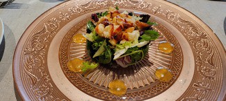 Ensalada de bogavante, hojas tiernas, mahonesa de almendras y aceite de naranja