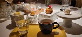 cafés y  petits- fours incluidos en el menú : Macaron de hierbas montunas, Marshmallow tropical, Madeleine con pistacho y albaricoque, Pasta choux de crema diplomat.