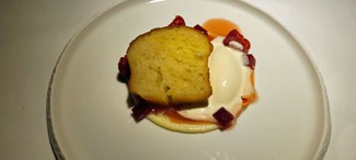 Babá al ron, frutos rojos, helado de laurel