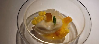 Hierbaluisa, melocotón rojo asado, hielo de Riesling