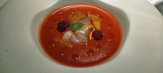 Sopa fria de remolacha, vieira y ciruela