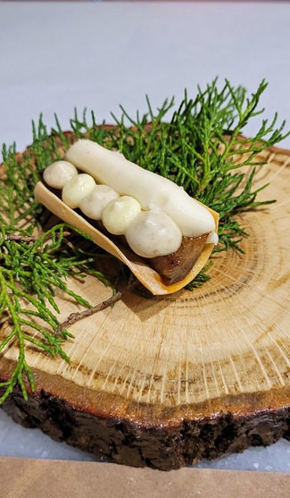 Aperitivo : Mixto de lengua, emulsión de encurtidos y queso de Prases.