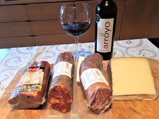 Con los embutidos ibéricos y el queso