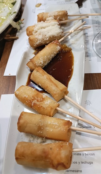 Con las piruletas de gamba, parmesano y miel de caña