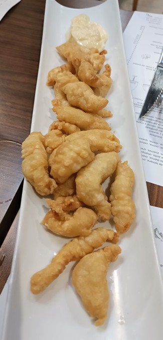 Con los buñuelos de sepia con ajoaceite de piña