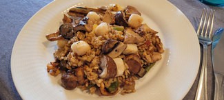 Arroz de vieiras, con setas de temporada y una navaja