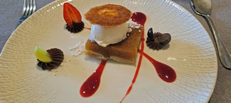 Manzana flambeada con ron añejo y helado con leche de almendras