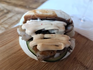 Bao de manitas y crema de alubias